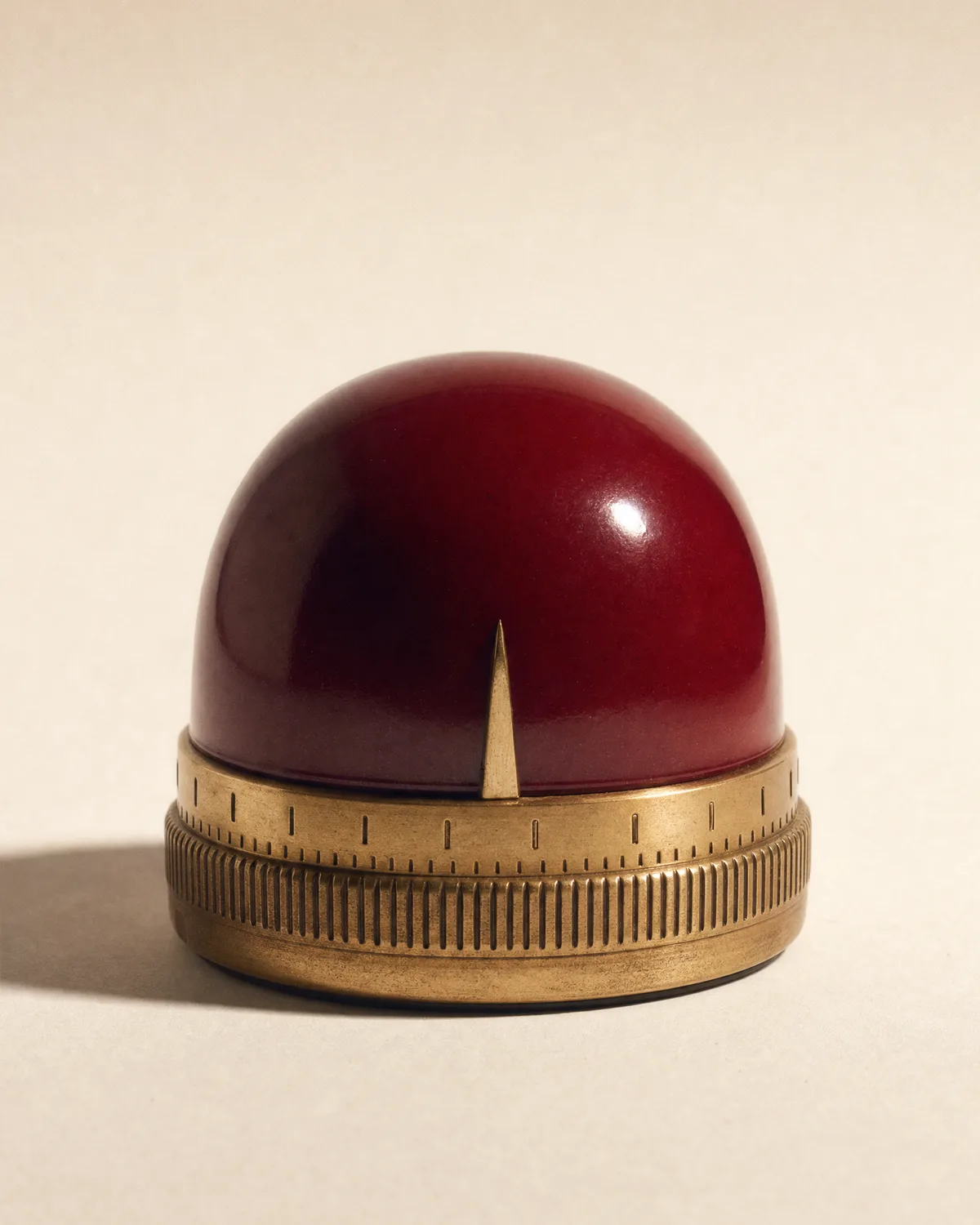 Kookwekker in oxblood bakeliet met een messing draairing op crème, Weekmenu met Claude